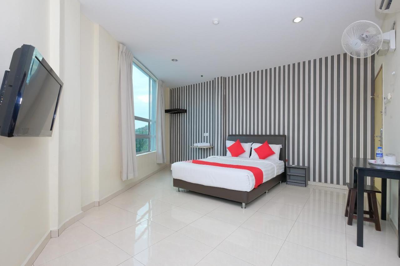 Oyo 89493 Q Hotel Mentakab Mentekab Exterior foto